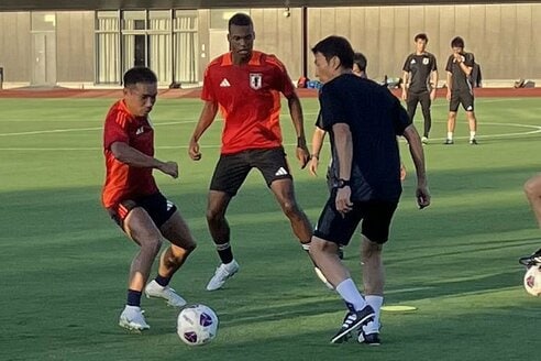日本代表】長谷部誠コーチが最高の〝デビュー〟 長友佑都は指導ぶりを