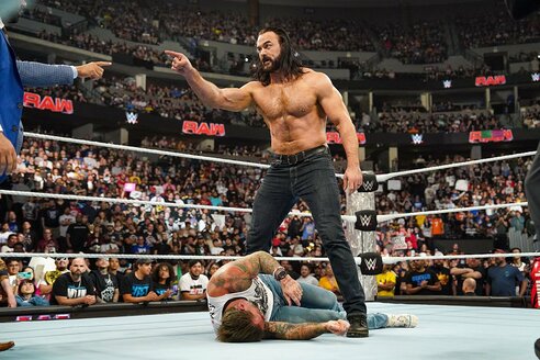 WWE】CMパンク再び〝ストレッチャー送り〟 グンターへの挑戦表明