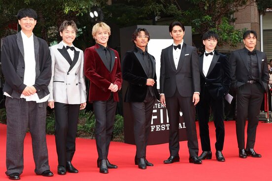 東京国際映画祭に登場した松永大司監督（左）とGENERATIONS