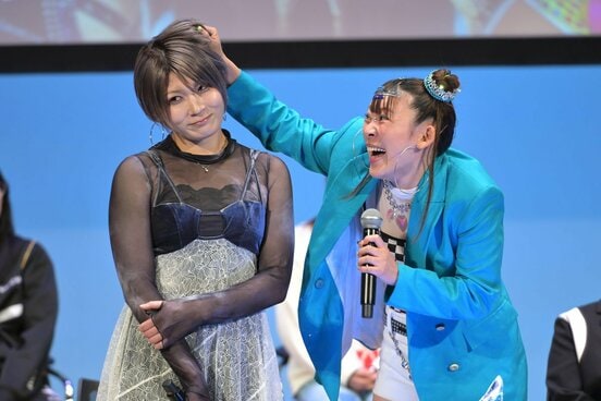 安納サオリ（左）の髪をつかむフワちゃん