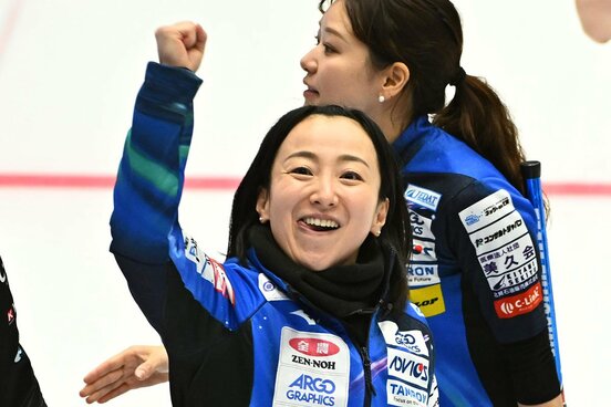 勝利しガッツポーズするロコ・ソラーレの藤沢五月