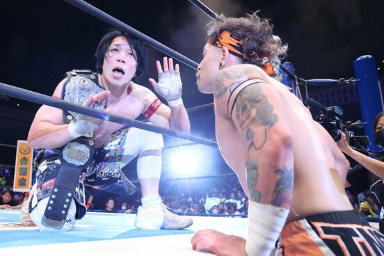 納得いかない挑戦者ロビー・イーグルス(右)をいなすIWGPジュニア王者・YOH