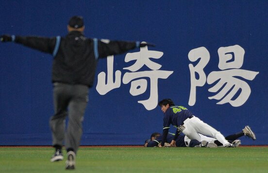 太田賢吾とサンタナが衝突し１点を献上した