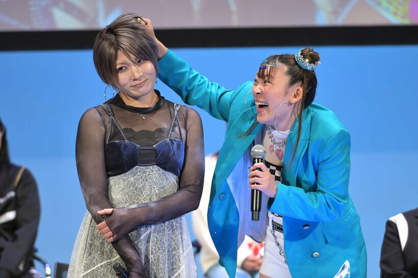 安納サオリ（左）の髪をつかむフワちゃん