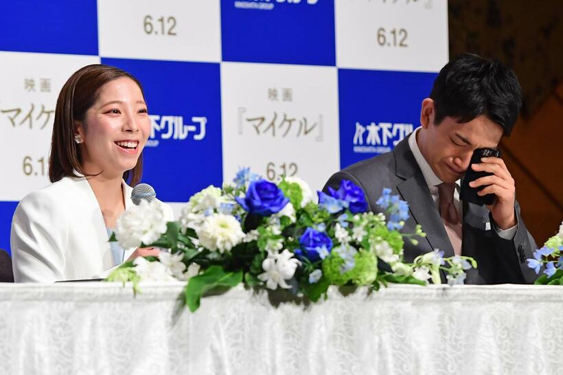 引退会見が始まってすぐに泣いた木原（右）と笑顔の三浦