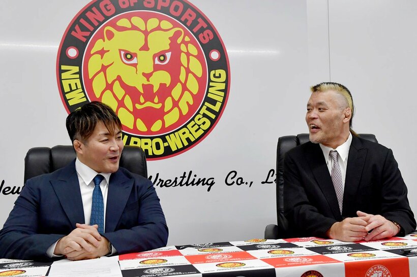 棚橋弘至社長（左）とともに引退会見を行う天山広吉