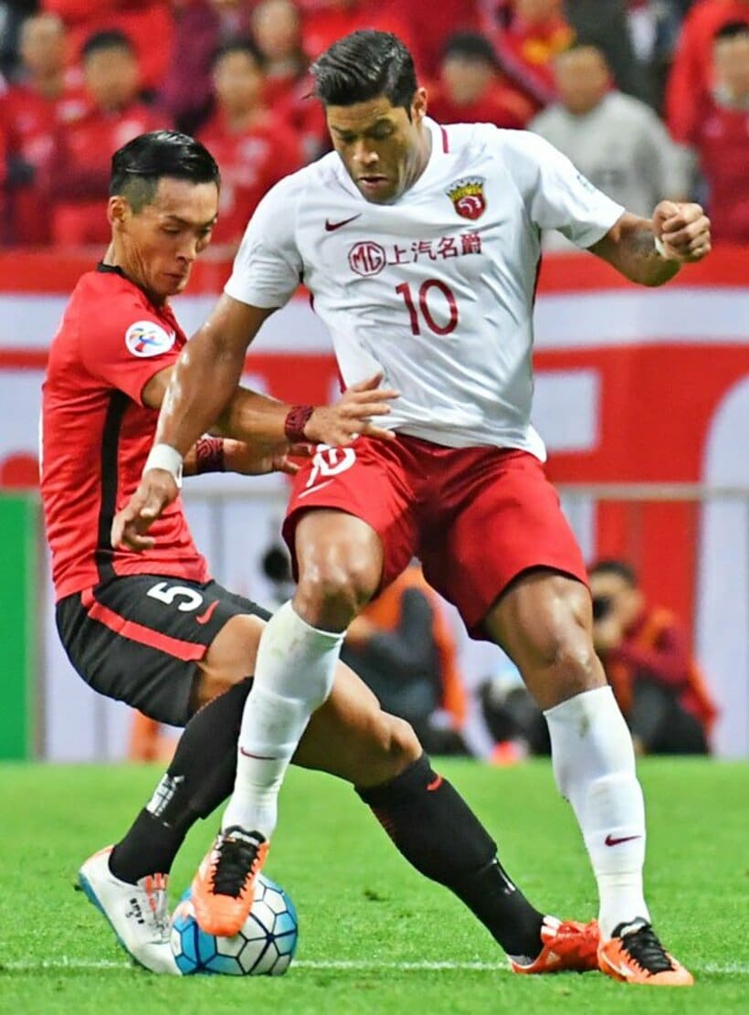  ２０１７年のＡＦＣチャンピオンズリーグ準決勝第２戦、浦和レッズの槙野と競り合う上海上港のフッキ