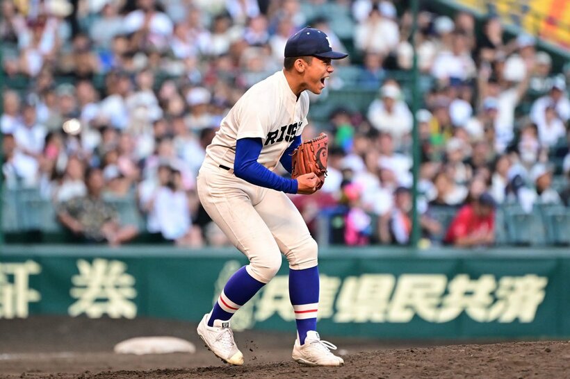 ９回に最後のバッターを仕留め、ガッツポーズの履正社・木村颯