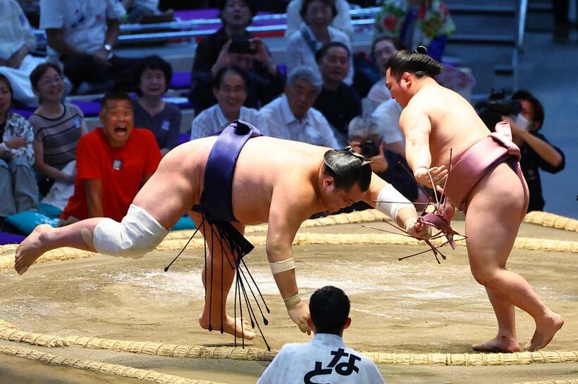 叩き込みで栃大海（左）に勝利した炎鵬