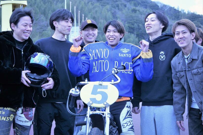 同期に祝福される長田稚也（中央）
