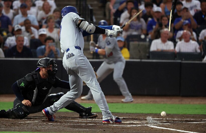 バットを折りながらも安打を放った大谷翔平（ロイター）