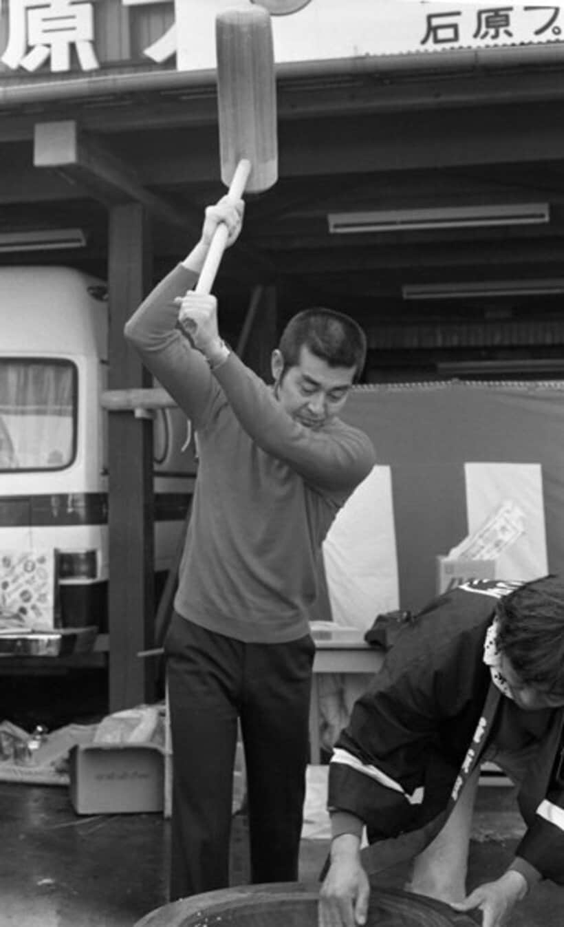  縁起物が好きだった渡さん。写真は１９８１年１２月２８に行われた石原プロの餅つき大会