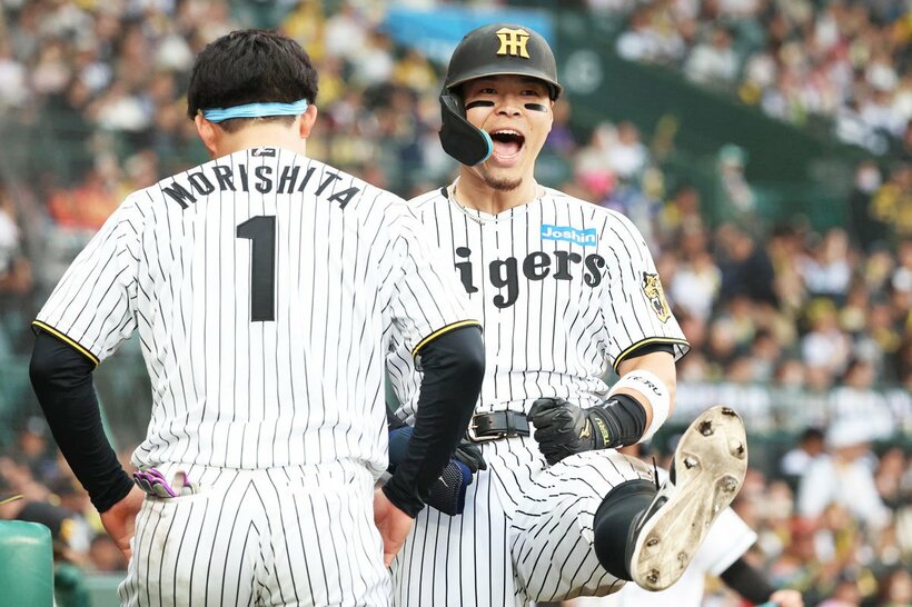 中日戦の７回、ダメ押しの５号ソロを放って喜ぶ阪神・佐藤輝明(右)