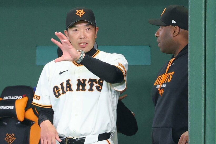 粘る打線に収穫を見た巨人・阿部監督(左)