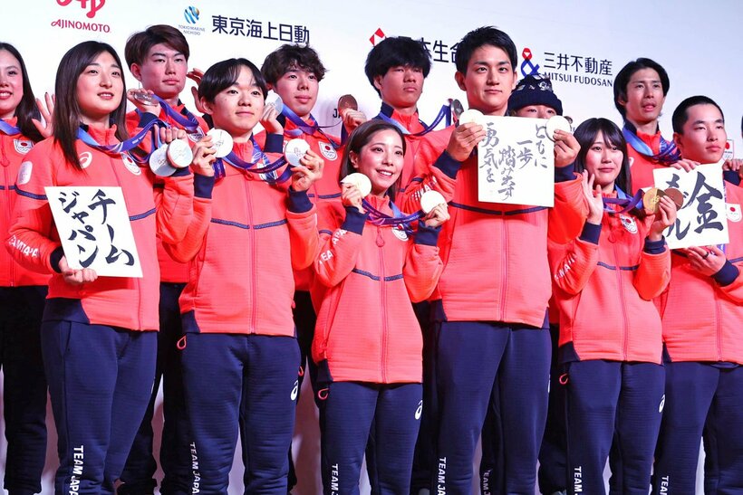 帰国会見でチームの結束を強調した（前列左から坂本花織、鍵山優真、三浦璃来、木原龍一、村瀬心椛、木村葵来）