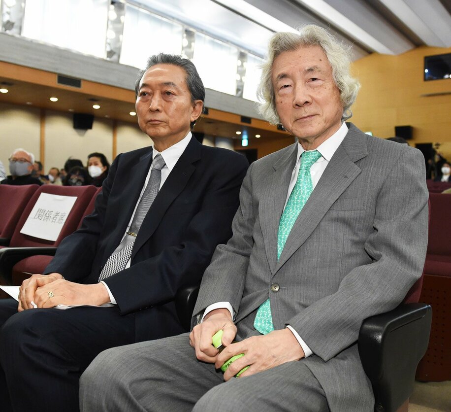  左から鳩山由紀夫元首相、小泉純一郎元首相（東スポWeb）