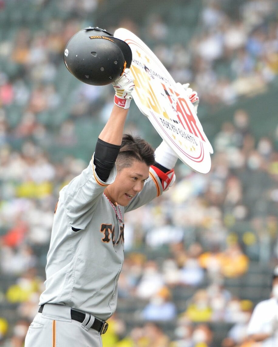  ６回に本塁打を放ち、記念のボ－ドを掲げる巨人・坂本