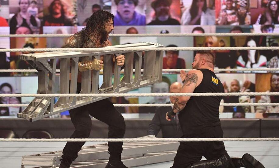  ユニバーサル王者ローマン・レインズはラダーでケビン・オーエンズ（右）を圧倒(©2020 WWE, Inc. All Rights Reserved.)