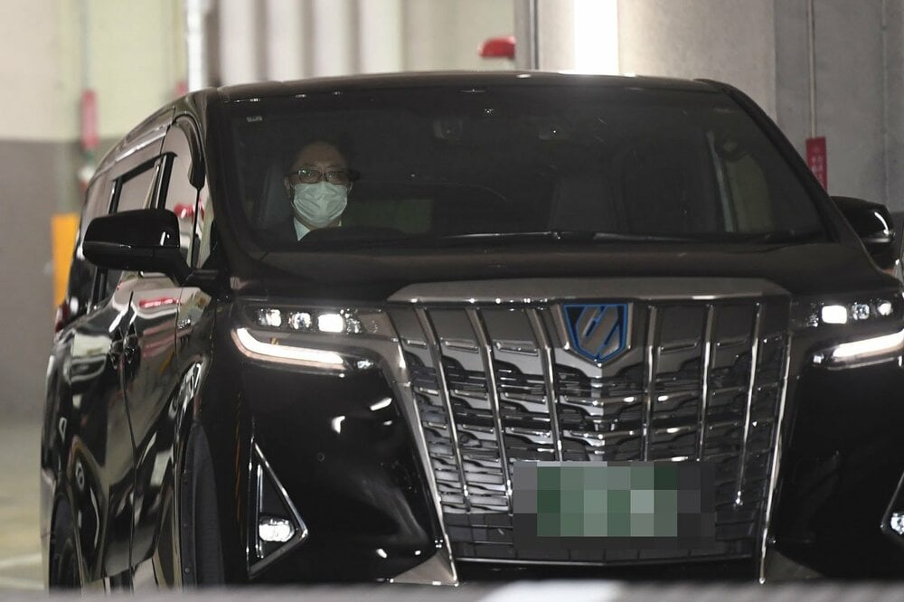 警察署を出る阿部慎之助容疑者を乗せた車