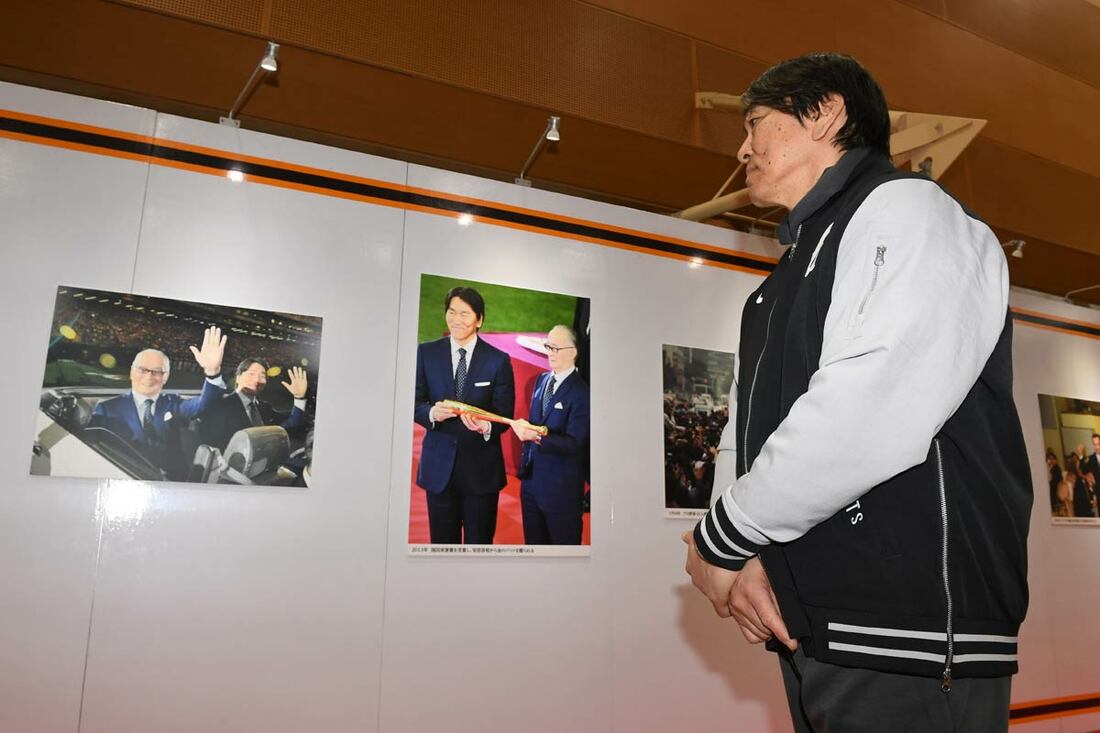 直立不動で展示を見つめる松井秀喜氏