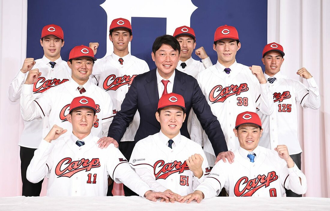 新井監督(中央)と９選手が出席した広島の新入団会見