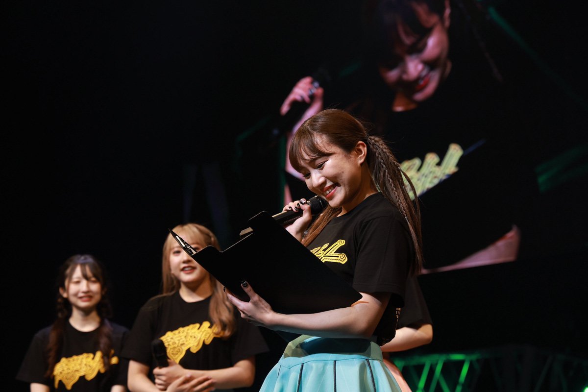 SKE48チームEが東京公演 谷真理佳が清楚系制服姿に〝赤面自虐