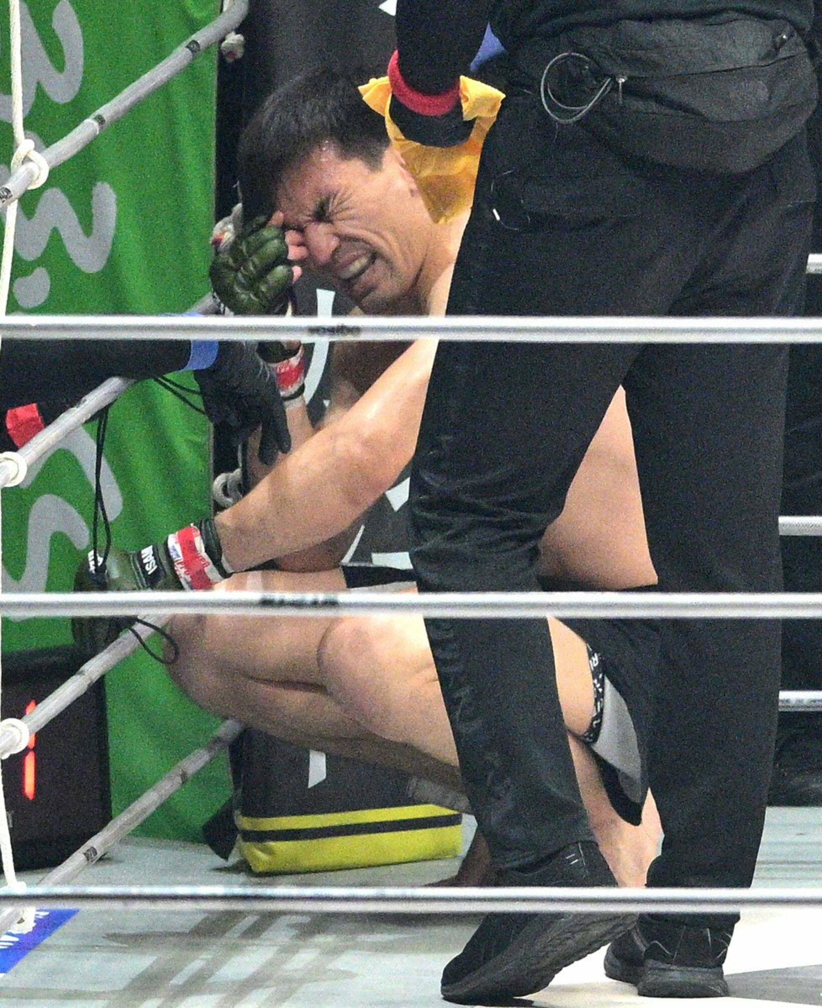 目を負傷したカルシャガ・ダウトベック