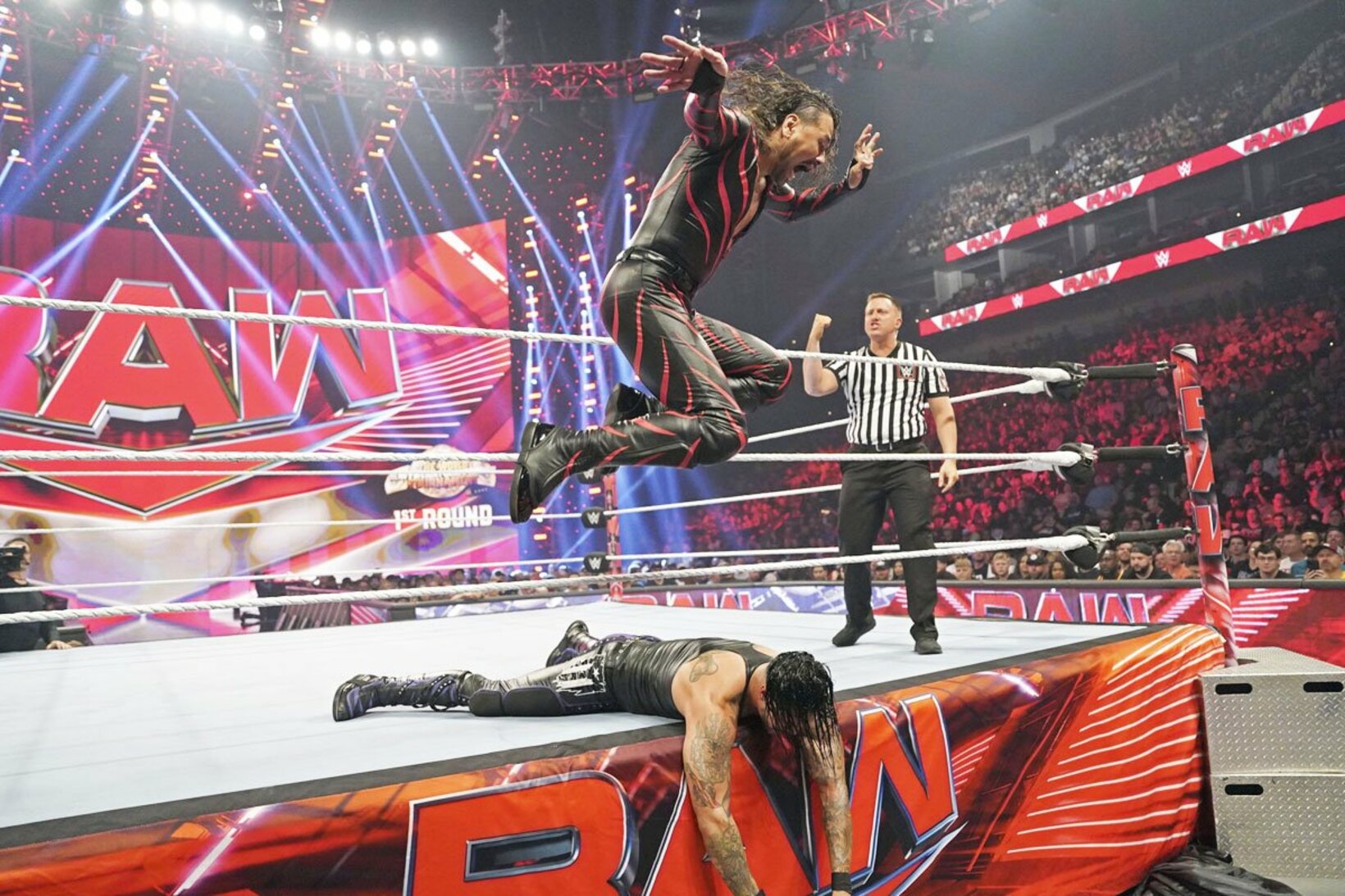 ダミアン・プリースト(下)にニードロップを放つ中邑（©2023 WWE, Inc. All Rights Reserved.）
