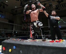 勝ち名乗りを上げるクリス