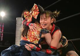 宮本もか（左）と抱き合う長野じゅりあ
