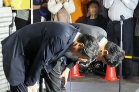 街頭演説会で不倫報道を謝罪し頭を下げた榛葉賀津也幹事長（手前）と玉木雄一郎代表