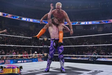 ザック・セイバーJr.（上）を片翼の天使の体勢で抱え上げるケニー・オメガ（©All Elite Wrestling）