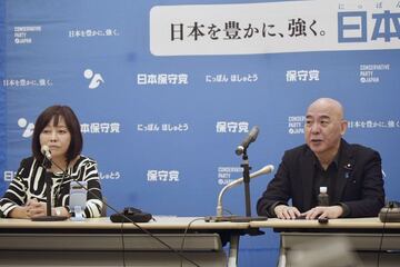 日本保守党の有本香事務総長（左）と百田尚樹代表