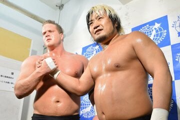 ジョー・ドーリングさん(左)とはライバルでもあり、盟友でもあった諏訪魔（2013年）