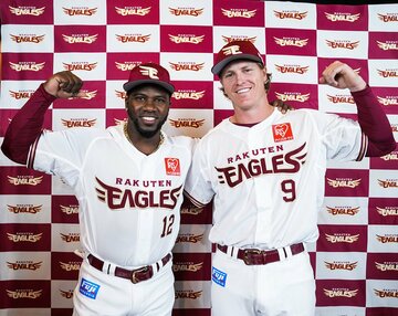  一軍合流したカスティーヨ(左)とディクソン(球団提供)