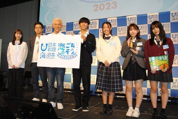 イベントに登場した田村亮（左から３人目）