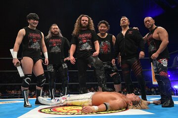 海野翔太（手前）を踏みつけるジャック・ペリー（中央）とH・O・T