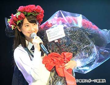 笑顔で花束を受け取る松井玲奈