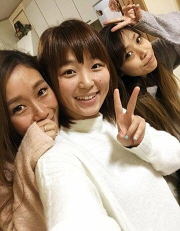 大好きな姉２人と写真に収まるＳａｒｅｅｅ。左が友理さん、右が里奈さん