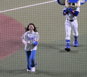 始球式を行ったフジテレビ・佐久間みなみアナウンサー