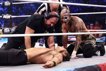 動けなくなったスティーブン・ボーデン（下）に、ダービー・アリン（右）が心配げに声をかける（©Al Elite Wrestling）