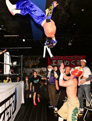 華麗に場外ケブラーダも放ったハヤブサ(上)