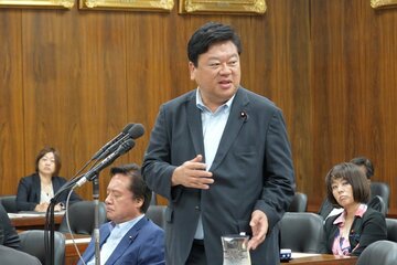衆院安全保障委員会で質問する浅川義治議員
