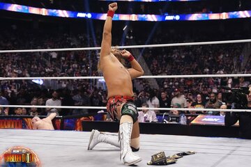 IWGP世界ヘビーを奪還してポーズを決める内藤哲也　©All Elite Wrestling