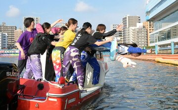 水神祭で水面に落とされる刑部亜里紗(右)