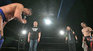 バラモン兄弟（右）の勧誘を断る永田裕志（左）
