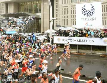  昨年３月の東京マラソンで雨の中スタートする選手たち