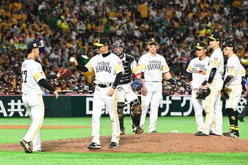 ６回に自らマウンドに赴き、岩井俊介(左)にボールを渡すソフトバンク・小久保監督