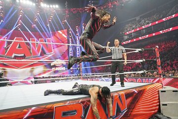ダミアン・プリースト(下)にニードロップを放つ中邑（©2023 WWE, Inc. All Rights Reserved.）