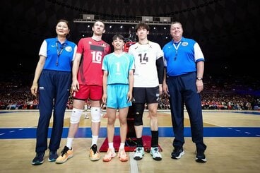 この日はベンチから試合を見守った石川祐希(右から2番目=Volleyball World提供)